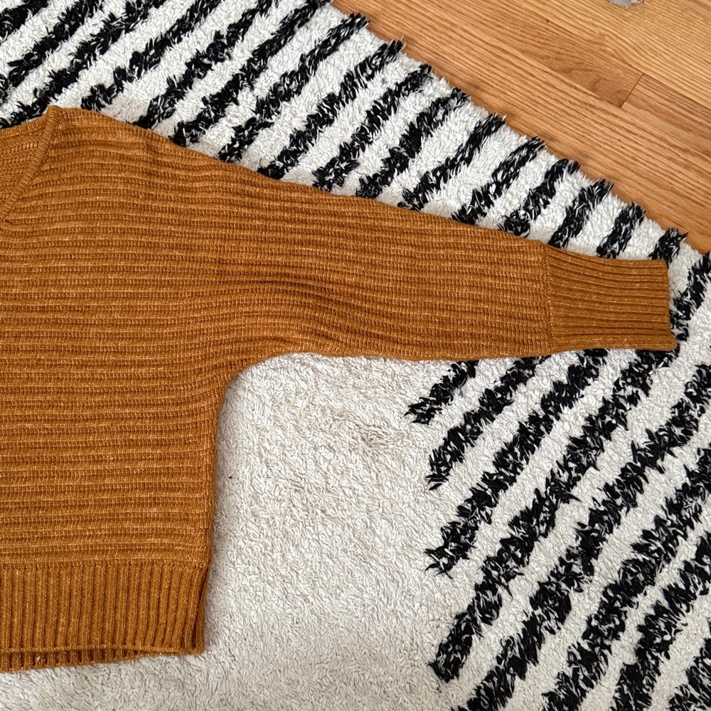 Sincerely Jules Cropped V-Neck Sweater Size:Medium - Picture 3 of 5